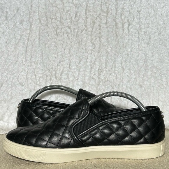 Steve Madden Womens Ecentrcq Black Quilted SlipOn Fashion Sneakers Shoes SZ 9M - Picture 7 of 11
